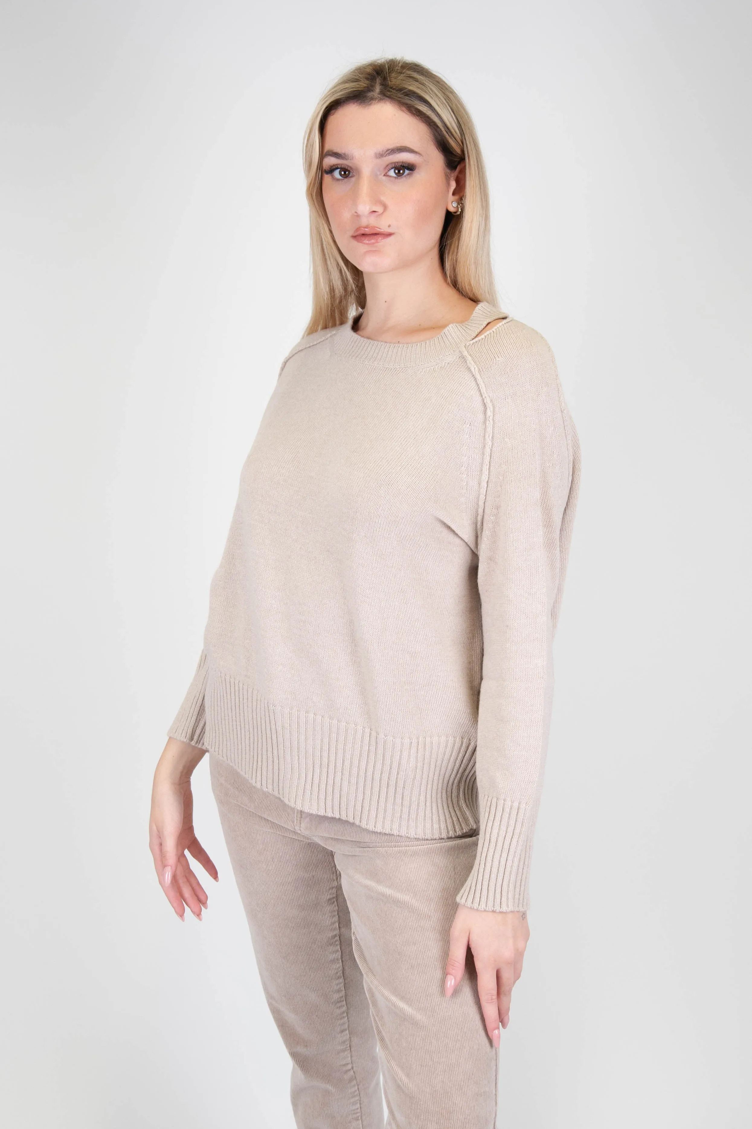 Tensione in - Maglia con foro sulla spalla in misto lana e cashmere